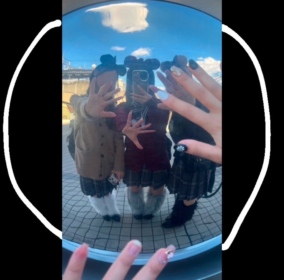 編集上手い方にお願いです！ この画像をアイコンにしたいのですが 元々丸いミラーなのに横端が切れているので丸いアイコンにするとどうしてもアップになってしまいます。。 そこで画像の白線の部分がアイコンになるように、右左端の黒い部分をAIか何かで編集して上手いこと景色を作れないでしょうか？ 難しいとは思いますがお願い致します！