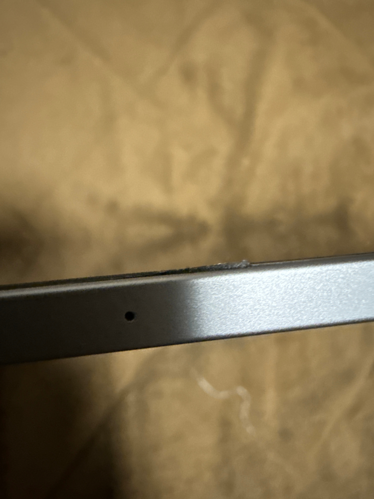 iPadProを修理に出したのですが、返って来たら縁からベタベタしたゴムの様な物が出ていて気になります。 大丈夫でしょうか？ あと、画面がしっかりハマっていませんでした。 押したらハマりました。