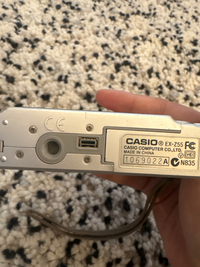 カメラに詳しい方に質問です。実家のデジカメを見つけて使いたいのです 