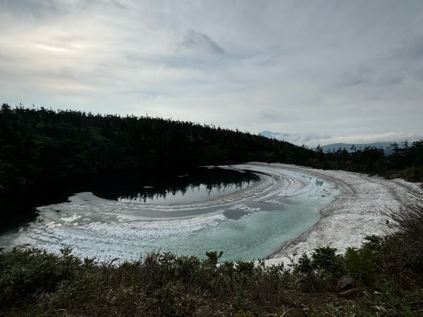 八幡平ドラゴンアイを訪れる時期について相談です。 昨年6月8-9の土日に八幡平ドラゴンアイに観光に行ったのですが、既に雪がそれなりに溶けてて残念でした。 観光ガイドブックやパンフレットに載ってるような溶け具合で訪れたく、今年の5月最終週の週末にリベンジしようと考えています。(5/31-6/1) しかし、それでも遅すぎたら怖いので、1週間前の5/24-25も候補として考えています。ただ、そのタイミングだと逆にまだ全然溶けてないという可能性もあると思い、ベストなタイミングを知りたいです。 土日休みのため、考えているのは 5/24-25か5/31-6/1ですが、どちらの方が良いでしょうか？ 参考に去年行った際の写真を載せます。 どうぞよろしくお願いします。