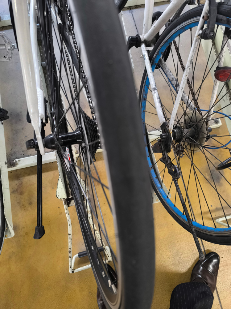 3ヶ月ほど前に購入したロードっぽいクロスバイクのタイヤなんですが 