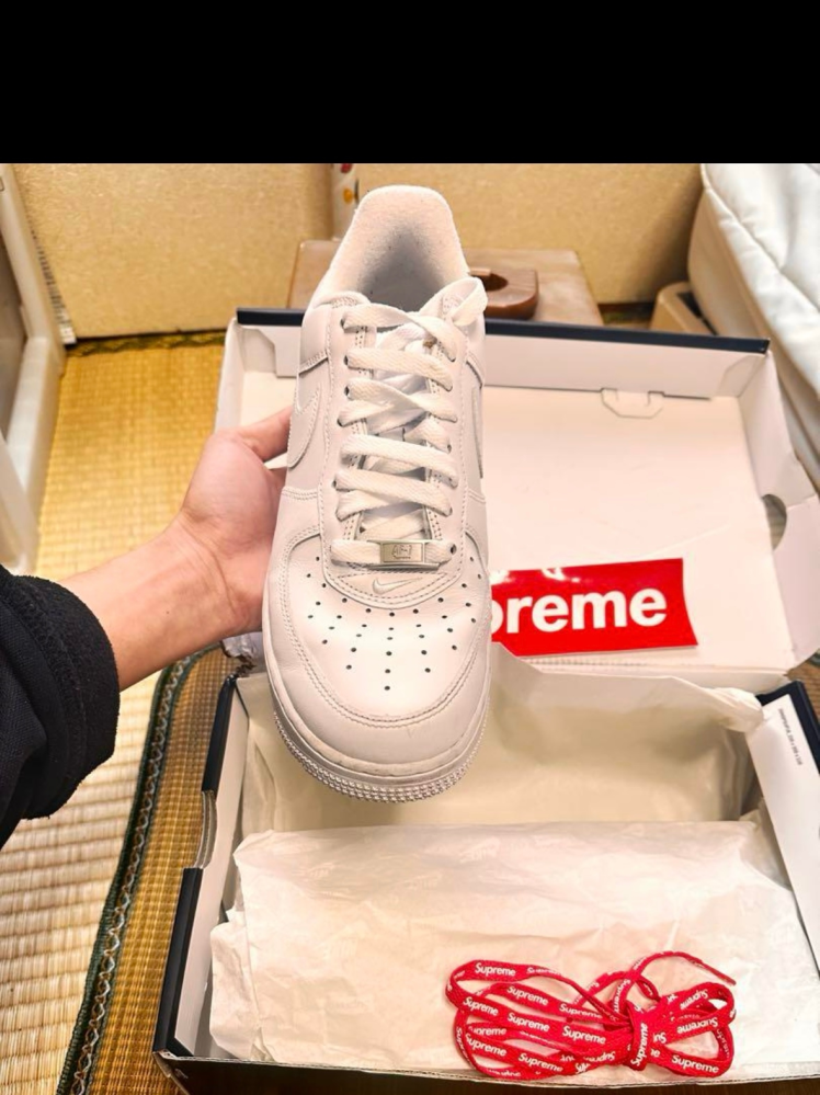 このsupremeのエアフォース1本物か偽物どっちでしょうか？この人は 