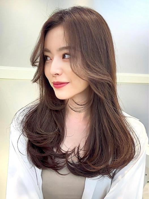センター分けをしたいるのですが悩んでいます。 こういう感じの触覚をヘアアイロンで作っているのですが、私の学校は髪の毛を巻いたりするのはあんまり良くないんです。 この触覚は巻いていることがバレますか？ また、もうすぐ修学旅行なのですが修学旅行ではこういう身だしなみに厳しくなりますか？