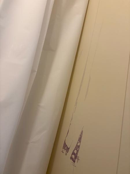 部屋（お風呂のカーテン？みたいなのに着けてました）干ししてたら、黒色のズボンが色落ちしちゃって壁にこのような感じで色移りしてしまいました。 賃貸なため消したく思うのですが、どのように掃除をしたらよろしいのか有識者様いらしゃいましたら教えていただけますとさいわいです。
