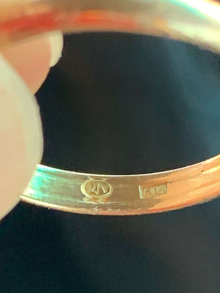 指輪について質問です。 以前叔母の遺品整理にて見つかった指輪なのですが「K18」の刻印の左横によく分からないマークが刻印されていました。 以前こちらの知恵袋で投稿した際に、とある回答者様から似たようなマークがあると、教えていただき小野寺留吉？さんのマークということが判明しました。 まず、こちらの指輪は18金で間違いないのか、またこの左側の刻印は本当に小野寺留吉さんの刻印なのか、大体の買取相場など分かるかた回答よろしくお願いします。
