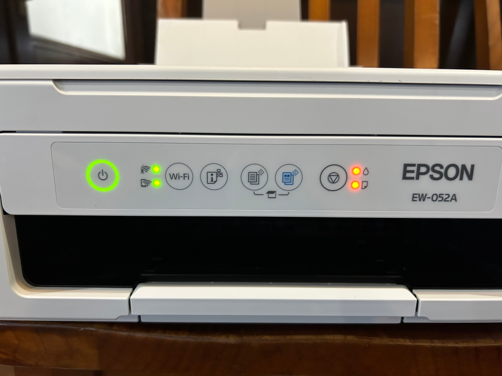 EPSONEW-052Aプリンター点滅が止まりません。紙など見た感じ詰まって