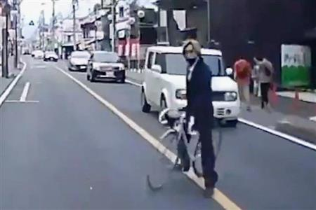 時々自転車運転による煽り行為を耳にしますが、 煽られてる車は派手にブザーを鳴らして周りにも状況を知らせれば 自転車乗りは目立ち過ぎて迷惑行為止めないかなぁ？ もちろん車一台ではなく複数台同時に慣らせば撃退行為になりそうな。