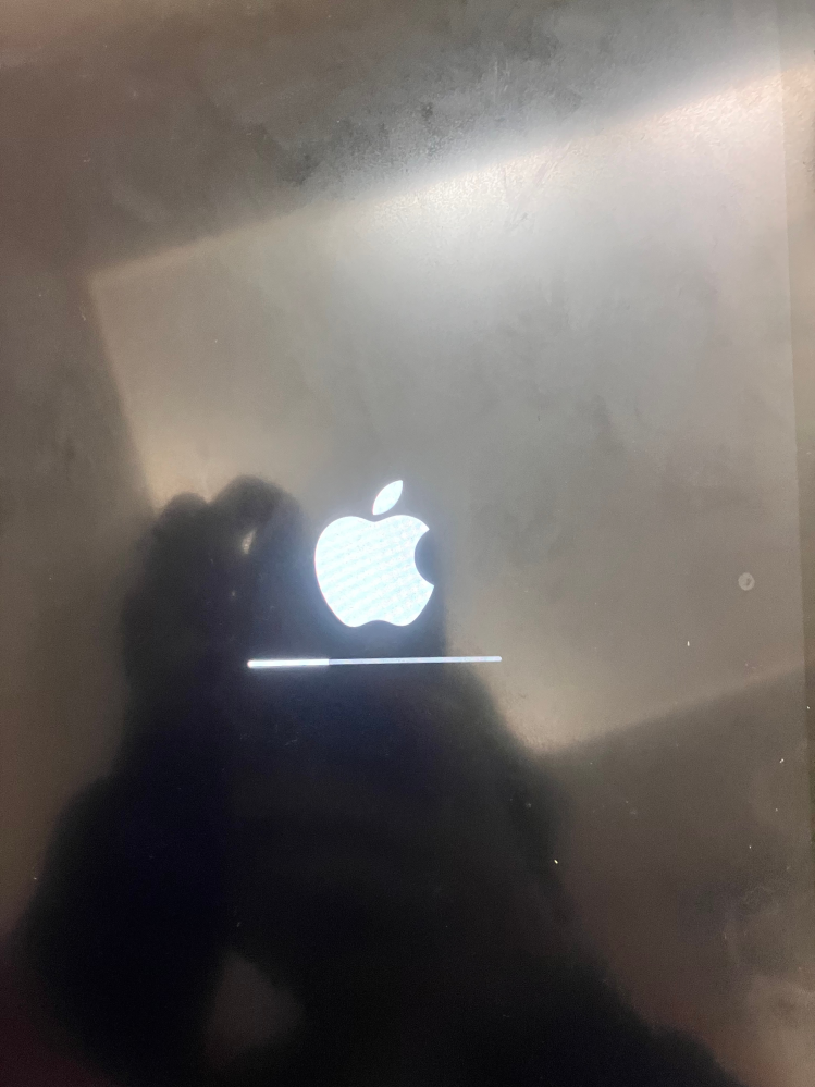 【至急】iPadを初期化する際、パソコンがエラーを吐いたのですが、iPadの方がこの画面から動きません ・PCとiPadを繋げてもPCの方には何も反応がありません ・iPadは再起動できないです (上の電源ボタンと音量ボタン長押しを試行済み) ・エラー後PCは一度再起動しました これどうすればいいですか？この画面からiPadを脱出させるためにはどうすればいいでしょうか。