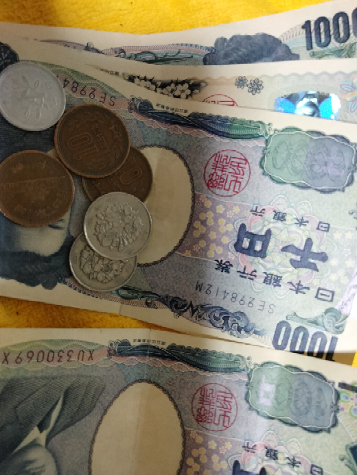 家計やりくり上手な方に相談です。月末30日が給料日です。手持ち4231円あります。内、千円は口座に入れて貯金したいと思うんですが、29日まで3231円で生活できますかね？ 基本自炊です。 残ってる食材は→丸美屋釜めしの素1個、キャベツ1玉、もやし3袋、スーパーの揚げ物フライ3品、卵1ケース、ゆでうどん4玉、なか卯の親子丼の具(冷凍)2個、冷凍鶏もも肉1枚 これがあります。