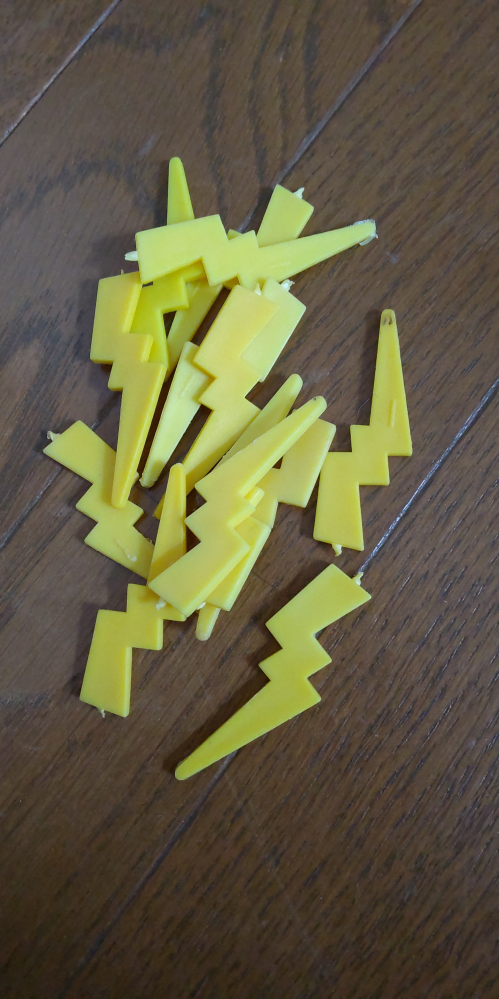 実家の押し入れを掃除してたらピカチュウの尻尾らしき部品を大量に見つけたんですけどこれなんのグッズか分かります？