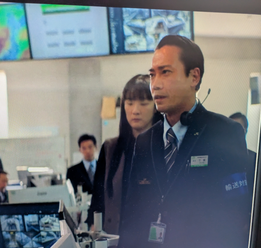 石原さとみさんのCMで着ているパーカー、どこで買えるか教えて