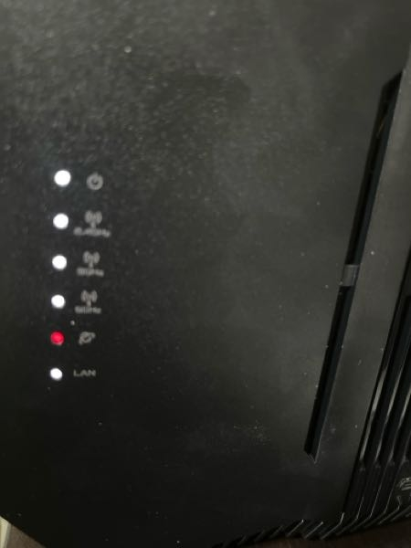 ASUSルーターのRTBE92Uに赤ランプが付いているのですが何をどうすれば白ランプになるのでしょうか？昨日開通したばかりです。モデムはドコモ光のOCM？ なのですがモデムによって使えるルーターとそうで無いルーターがあるのでしょうか？対処方法を知っている方いませんでしょうか？