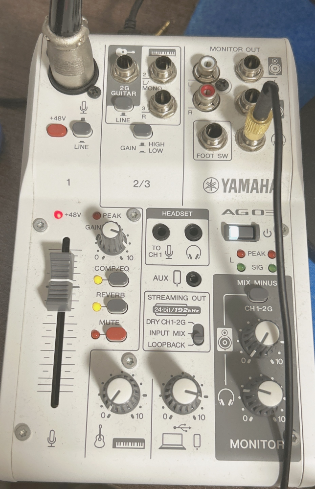 AG03mk2で歌枠をしようとすると音がプツプツ途切れます。 YouTubeにてAG03mk2とOBSを使用して歌枠(カラオケ音源に合わせて歌う)をしようとすると、カラオケ音源も歌声もどちらも音がプツプツと途切れてしまいます。 録音でも配信でも状況は変わらず、自分でもいろいろ調べてみたのですが解決方法が分からないのでわかる方教えていただきたいです。 ・AGシリーズドライバーはインストール済(サンプルレートは44.1 kHzにしてます) ・ループバックに設定済(1枚目参照) ・使用マイクはオーディオテクニカのAT2020(コンデンサーマイク) ・AG Controllerは「Voice Middle/Sing」「Hall」に設定しています あとこれはついでにわかる方教えてほしいんですが、Yamaha Steinberg USB DriverにてBuffer Sizeをどの数字に設定したら良いかも分かりません。 192から少しずつ上げていき、2048まで来ましたがプツプツは直りません。 機械にあまり強くないので、専門用語などはなるべく使わずに教えていただけると助かります。