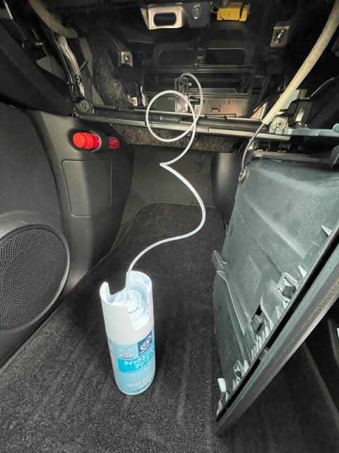 車のエバポレータークリーナーは、エアコン稼働でミストを吸い込ませて使います。それよりファンを止めた状態で、ファンの奥のエバポレーターに直接噴射したほうが効果的ではないですか？ ホースの先に細い棒を括り付けて動かすとか。