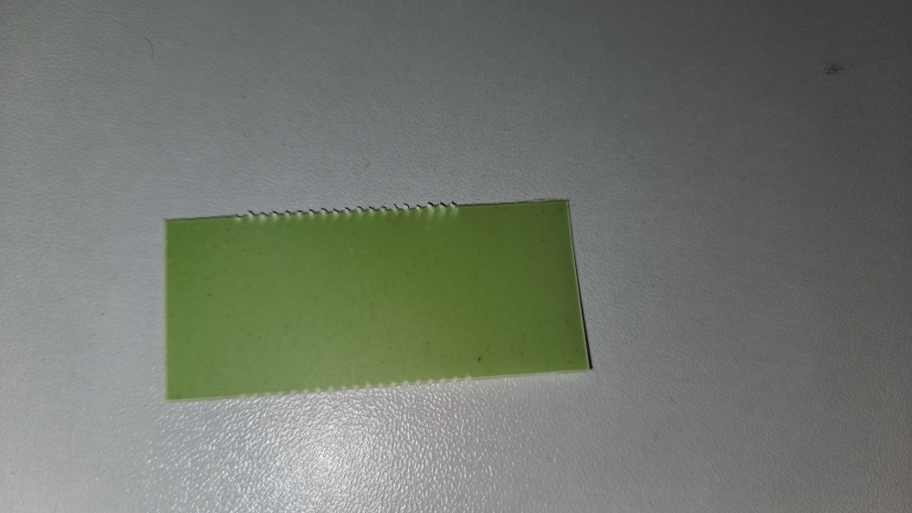 買った財布の中に1枚と、買った財布が入ってた布袋の中に1枚このようなものが入っていました。 表も裏も黄緑色です。 これは一体なんなのでしょうか？ 用途もわかりません。 ご存知の方教えて頂きたいです。
