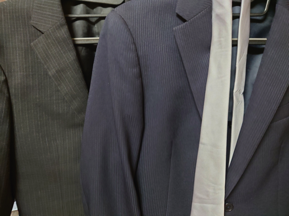 結婚式の披露宴にゲストとして出席します。そこで服装についての質問です。写真の濃紺にうっすらストライプのものと、ダークグレーにうっすら格子柄だとどちらがよろしいでしょうか。ネクタイは無地のシルバーです。 私は30歳の男性で、知り合いの新郎は取引先の方ですが、関係性はわりとフランクです。 知恵やご経験をお貸しいただけますと幸いです。よろしくお願いいたします。
