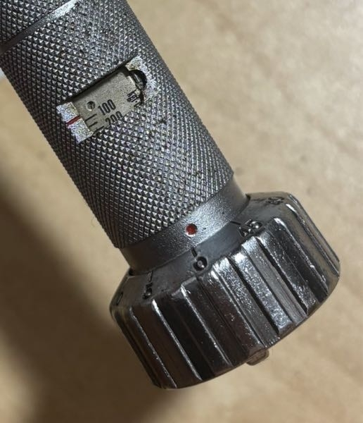 トルクレンチを友達から借りたのですがいまいち使い方がわかりません。仮に5.5キロの締め付けトルクの場合はどう合わせれば良いのでしょうか？