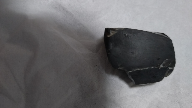 黒曜石を鏡面磨きしようとしています。 3日ほどかけて表面はツルツルになったんですが、ダイヤモンドヤスリで平らにするためにしつこくかけすぎたせいなのか、中央の凹んだ部分にある横向きの細い傷がいくら磨いても消えません。耐水ペーパーの200〜800を繰り返し使っています。この傷を消すにはどのくらいの粗さのやすりをつかったらいいでしょうか。
