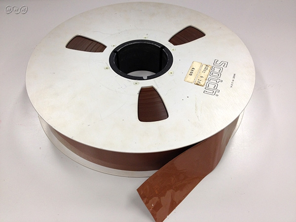 1970年代までのテレビ番組は、放送局で録画されたビデオテープ（いわゆる2インチVTR）の大半が処分されたり、再利用による重ね撮りのせいで現存せず、復元に民間人、 放送関係者が私的に録画したテープの提供に頼っているとNHKのアーカイブサイトで見ました。しかし、ここでふと疑問に思ったことがあります。ビデオテープではないですが音声を記録できるカラーフィルム自体は1960年代以前からあり、1970年初頭の時点でUマチック、同年代半ばごろにはβ、VHSといったより小型軽量かつ価格の安いビデオテープがすでに実用化されていました。にもかかわらずなぜ放送局は80年代になるまで2インチVTRという高コストでかさばる不便な記録メディアを番組の収録に使いつづけたんですか？先述のような代替メディアを使っていれば、貴重な映像記録が失われたり、散逸したりするようなことはなかったと思うんですが。