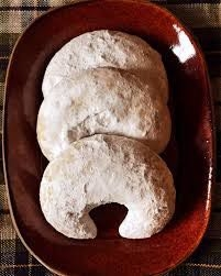 クリスマスに三日月型のスイーツを食べるのはどの地域ですか？