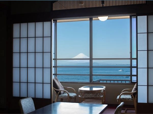 横浜から横須賀間にこのような景色が見れる旅館はありますか？