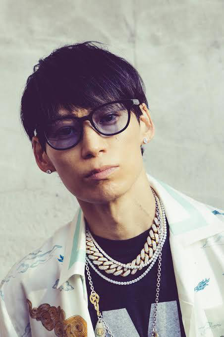 UVERworldのTAKUYA∞が付けてる細い2本のテニスチェーンネックレス