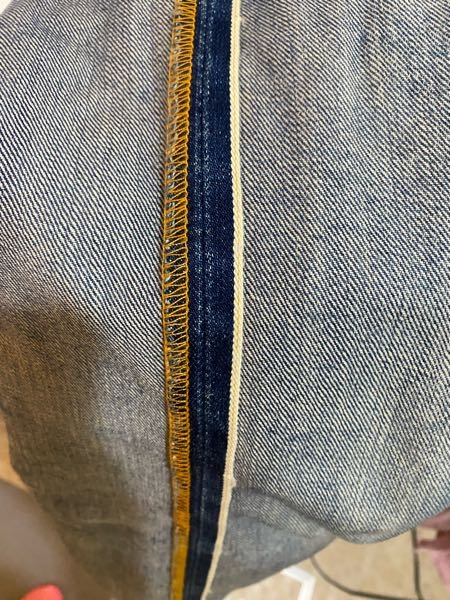 教えて下さい。 ドゥニームのジーンズを購入して 10年以上穿いております。 ジーンズには あまり詳しくないのですが 私のドゥニームのジーンズの いわゆる赤耳という部分が 変です。 なぜ、片方だけなのでしょうか？ 写真つけておきますので なぜかわかる方いらっしゃったら 教えて下さい。 ※ちなみに写真の反対側は赤耳ではありません。