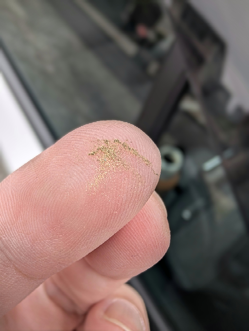これは黄砂ですか？花粉ですか？ 車によく付くんです。