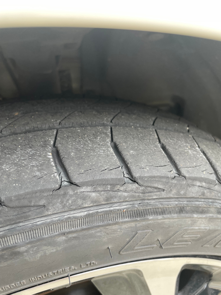 タイヤの交換時期について質問です。 少しヒビが入っているのですが、このタイヤはもう交換した方がいいですか？