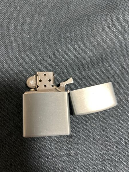 最近ジッポを買ったのですが写真のように一度蓋を開けるとカムが上がってしまって閉まらなくなります。 新しいのはこんなものでしょうか？