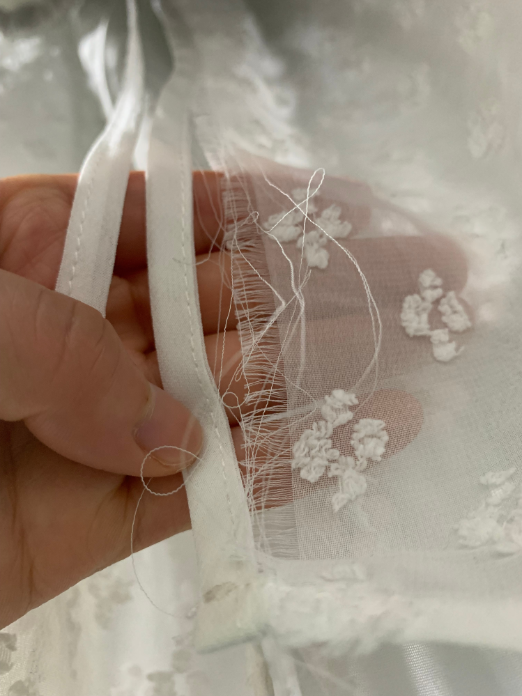 裁縫（服の修復）に関しての質問です。 画像のようにシアー素材で裂けてしまったのですが、どうしたらいいものか。アドバイスください！！お気に入りの服で今は売ってないのでなんとかして着続けたいです！！