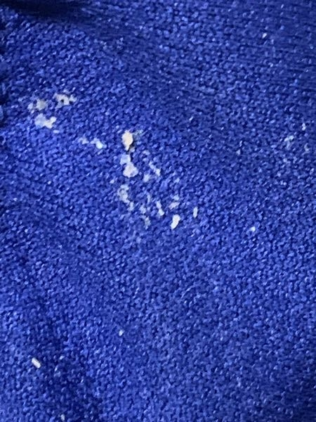 洗濯機で服を洗っていたらこういう白?茶色?のものがつくのでしょうが何なのでしょうか‥砂ですか？また、こういう場合どうやって掃除などすればよいですか?