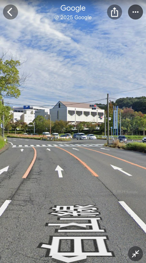 原付で写真のような片側4車線？の道路の場合、右折するとき左には行けないので2段階右折は出来ないのですが普通に右折の車線で曲がっても良いのでしょうか？