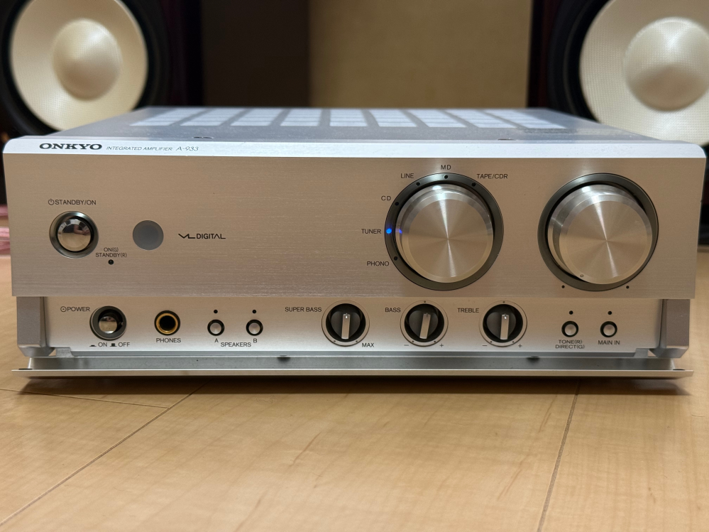 ONKYO のプリメインアンプA-933の電源が入りません。原因や治し方が分かれば教えてください。 先日まで普通に使えていたのですが、POWER ONしたあと、スタンバイになりません。 ヒューズは切れていませんでした。 症状としては、POWERをONにすると、インプットセレクターのTUNERが光ります。 STANBYの赤が光りません。 ONKYO自体が無くなってしまいましたが、気に入っているので使いたいのですが… よろしくお願いします。