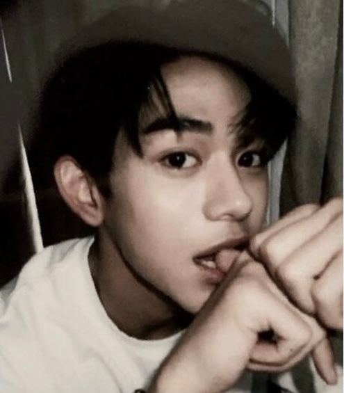 KPOPだと思うんですけどこの写真誰ですか？