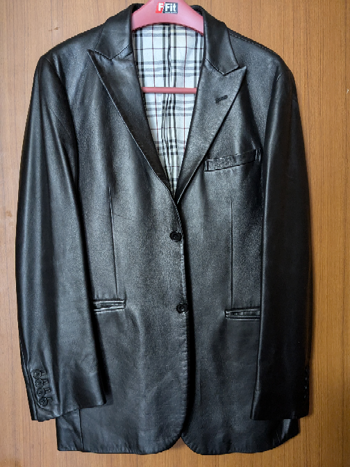 BURBERRYのジャケットについて質問させていただきたいのですが、この写真のジャケットはBURBERRYの何というものなのでしょうか？ 知人から譲り受けたのですが、ファッションに関して無知で何もわかりません。 大変申し訳ありません。 レザージャケットなのですが、これは牛革？でしょうか？ 内側にはBURBERRY BLACK Label と書いてあります。