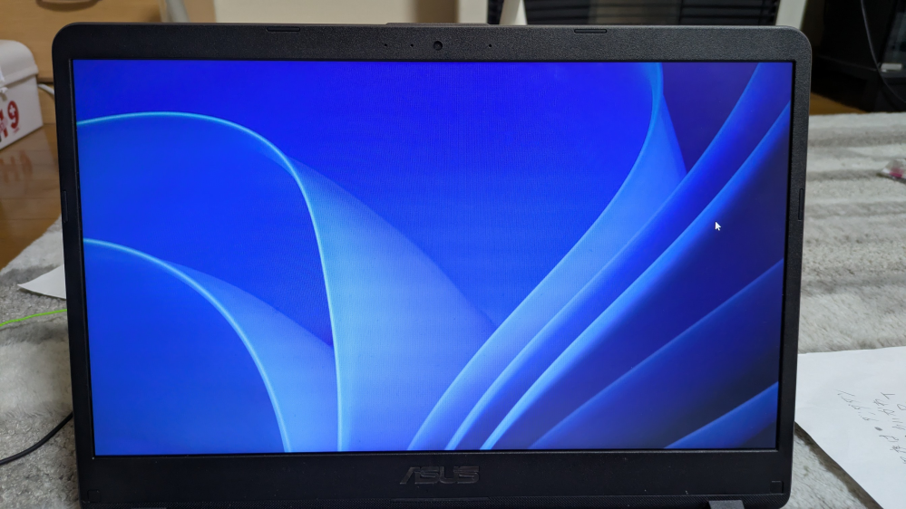 asusのノートパソコンについて質問です。 電源はつくんですが、画面が固まったり、消えたりします。型番はX507Mというモデルです。Windows11アップデート済みです。誰か解決方法を教えてください。