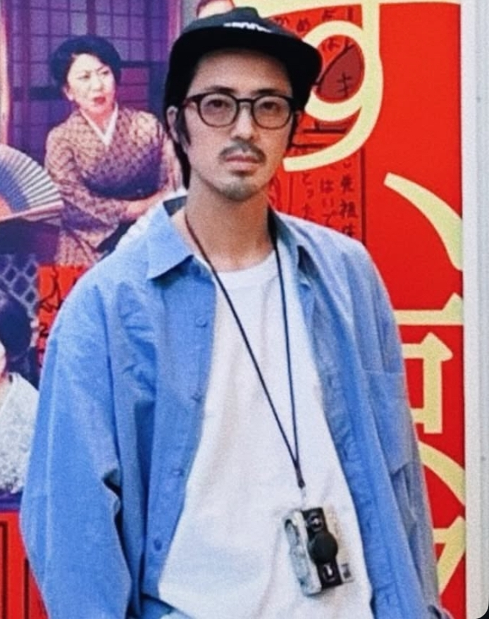 カメラ、フィルムカメラにお詳しい方に質問です。 このカメラの機種名はなんでしょうか？画像が不鮮明で判別がつきにくいかと思いますが、よろしくお願い申し上げます。