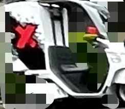 写真のバイク便？は、どちらのものからわかりますか？ 赤字で【x 】と書かれています 宜しくお願いします