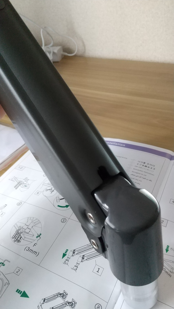 ASIN 1001070680を購入し、高さ、角度調整をしようとしても、写真のようになっていてレンチをいれることができません。どうすればできるでしょうか。