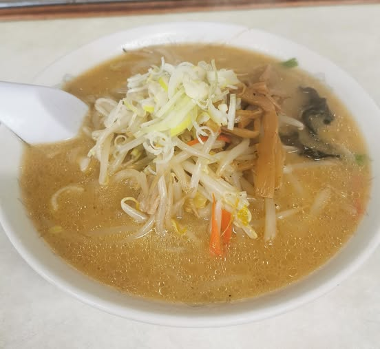 お昼は何を食べましたか？ 私は老舗の町中華で味噌ラーメンをいただきました。 990円だったのが一気に1200円になっててびっくり、 美味しかったから良かったけど・