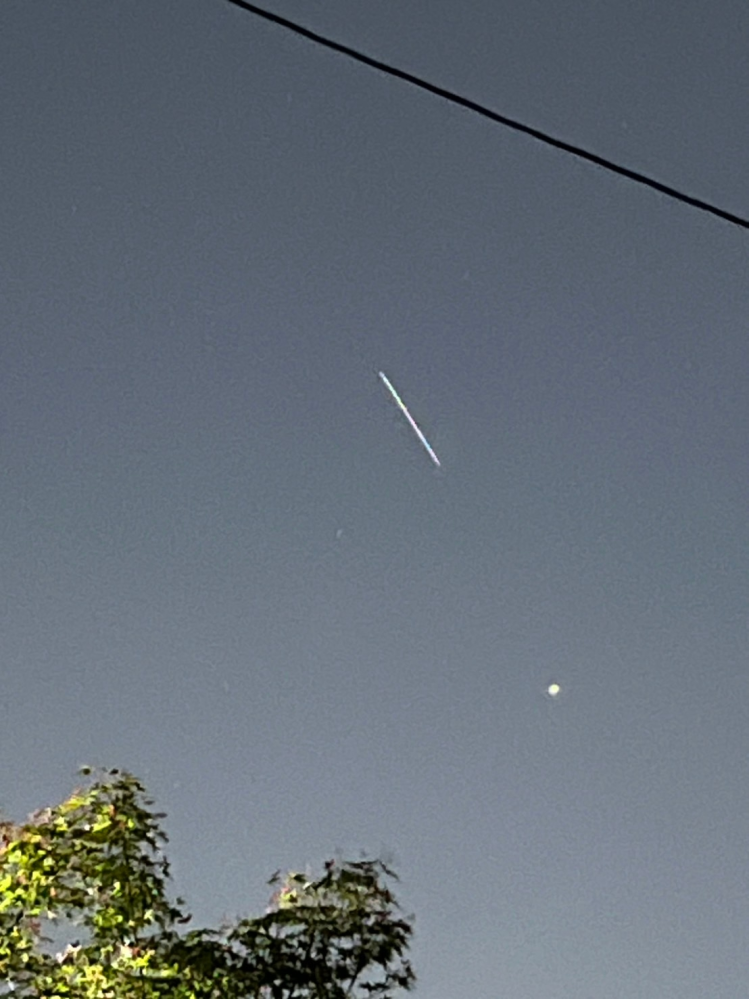 19:50頃、東大阪で空を不思議な物体が飛んでました。 飛行機と同じ位の速さで移動してました。 これが何か分かる方が居たら教えて下さい。 長細いのが気持ち悪かったです。 イメージ的には銀河鉄道の車両みたいでした。