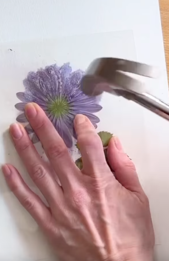 草花を紙とクリアシートで挟み、叩いて色、形を紙に付けるアートをなんと言いますか？