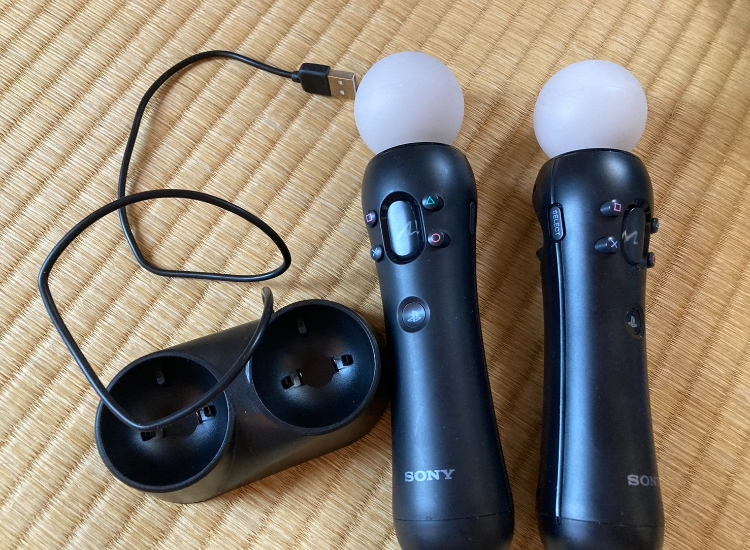 プレステ5にモーションコントローラーを繋げる方法を教えてください 写真の通りに中古で買いました 電源は満タンにしてますがPS5とペアリングするにはPS3ミニケーブが必要らしいのですが教えてください ①写真の充電器ではペアリング出来ますか？ ②PS3ミニケーブルを買ったとしたらUSBはPS5のどこに差すのでしょうか？ 宜しくお願い致します