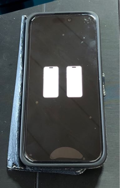 iPhoneが急に立ち上がらなくなりました。下記のようなiPhoneのようなマ