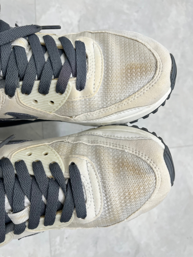 白のスニーカーの汚れが気になり、漂白剤を使ったら黄ばみが出てきてしまい ハイドロハイターで洗ったのですが良くなりません。 この汚れを白くきれいにするにはどうしたら良いでしょうか？