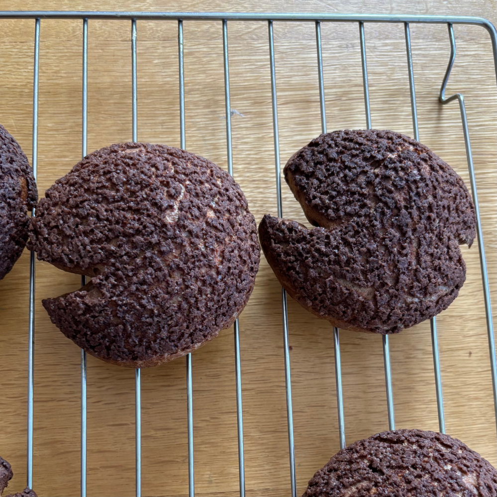 クッキーシューを作ったのですが、生地が膨らまず一部がえぐれて(?)しまいます どうしたらいいでしょうか… youtubeのレシピを見て作りました