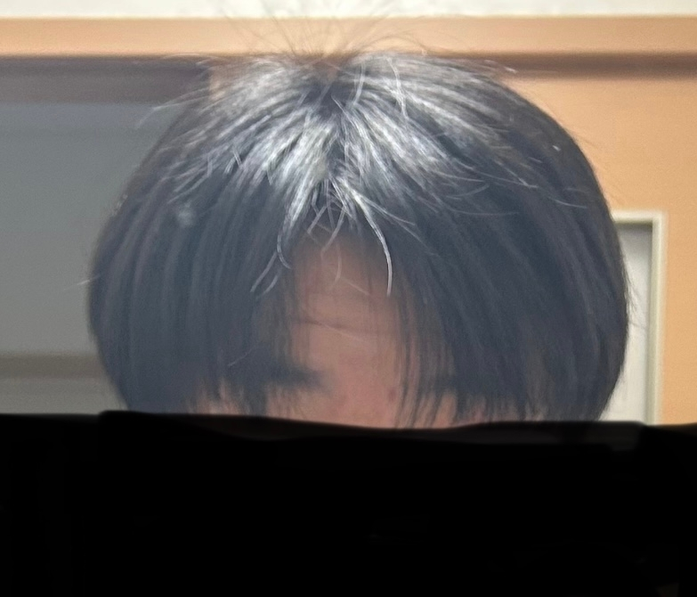 近頃センター分けをしたいと思い美容室に行ってきたのですが、前髪の長さが足りなくてやりたい髪型ができないので少し変えたのですが、この髪型は変ですか？ 目や輪郭が隠れていて評価しにくいかもしれませんが意見を聞かせて下さい。正直な意見たくさん欲しいので辛口でも構いません。（セットしてから時間がたっているので少しボサボサです）