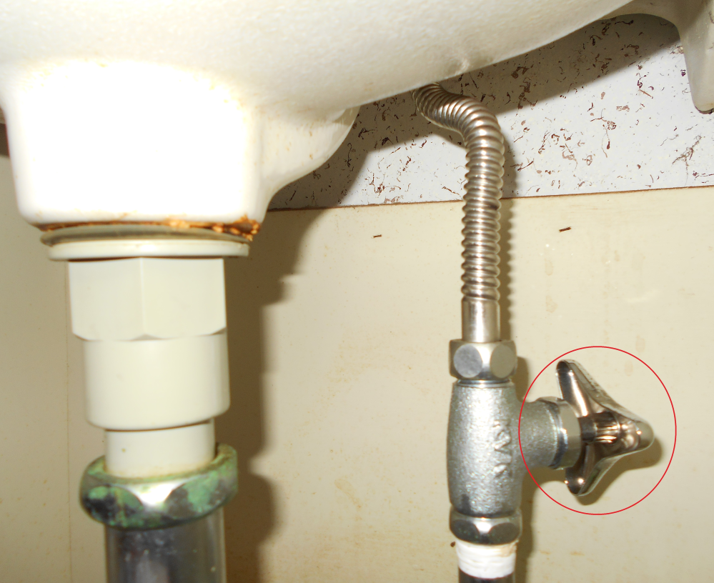 水道の蛇口が堅くて回らない助けて下さい。 洗面の下の水勢を調整する蛇口が堅くて回りません。 タオルなどで蛇口を覆ってチャレンジしましたが、回りません。 他、どういう方法がありますか？