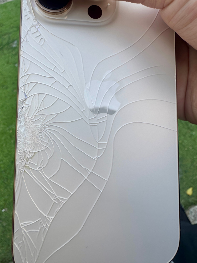 質問失礼いたします。iPhone16Proの背面が割れてしまいました